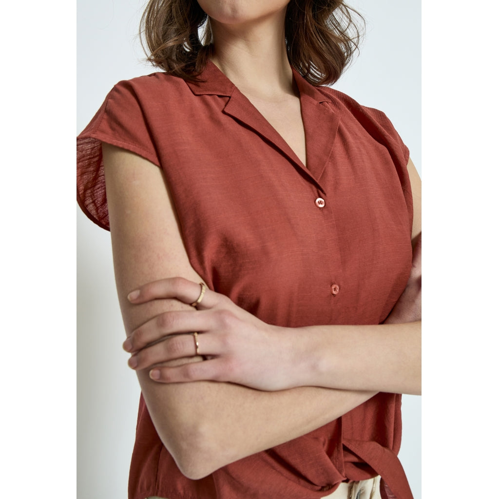 Peppercorn | Naline sleeveless shirt - brandy brown - PC7016