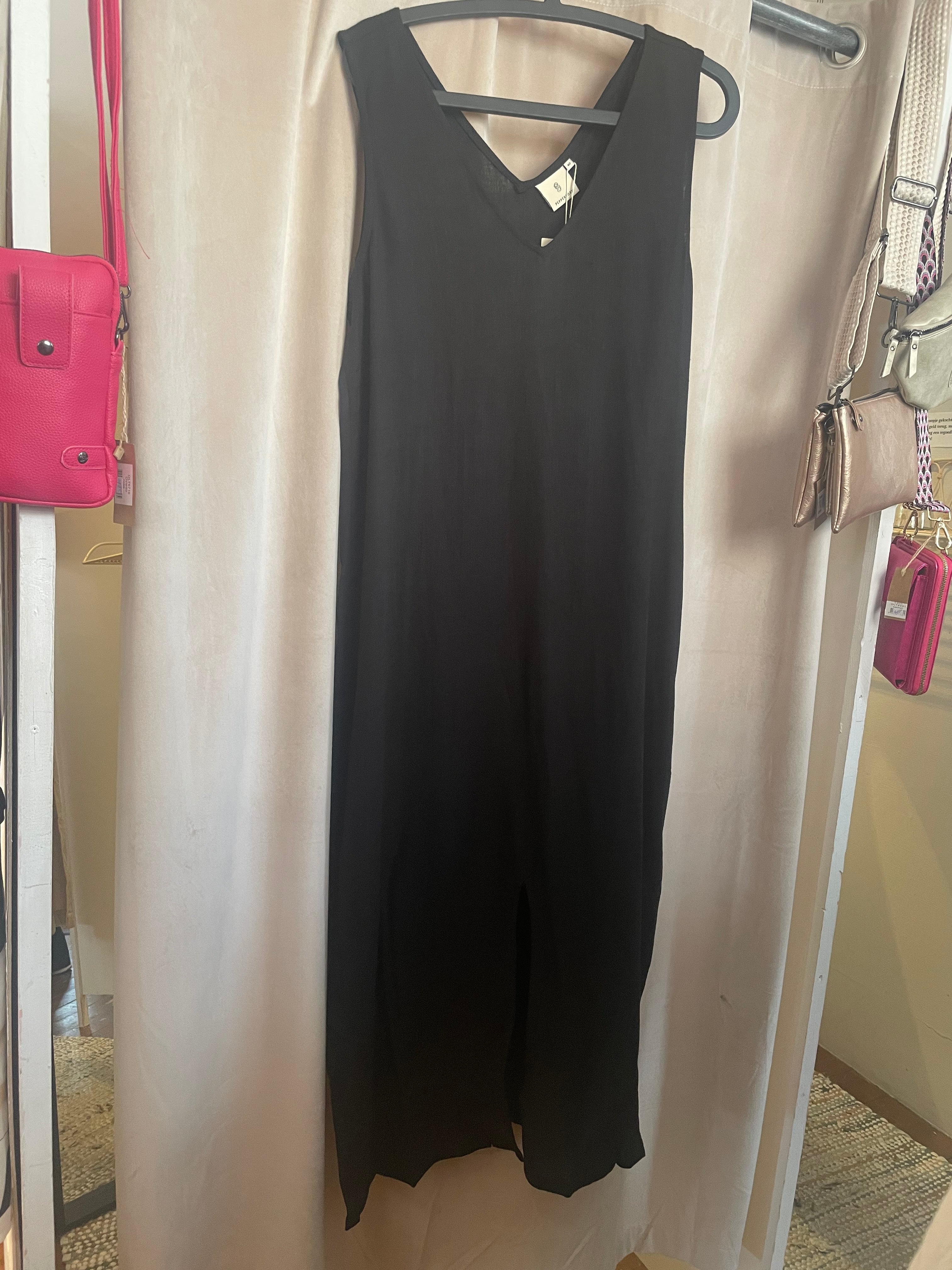 Peppercorn | Ane v-neck slit dress - black - PC7875