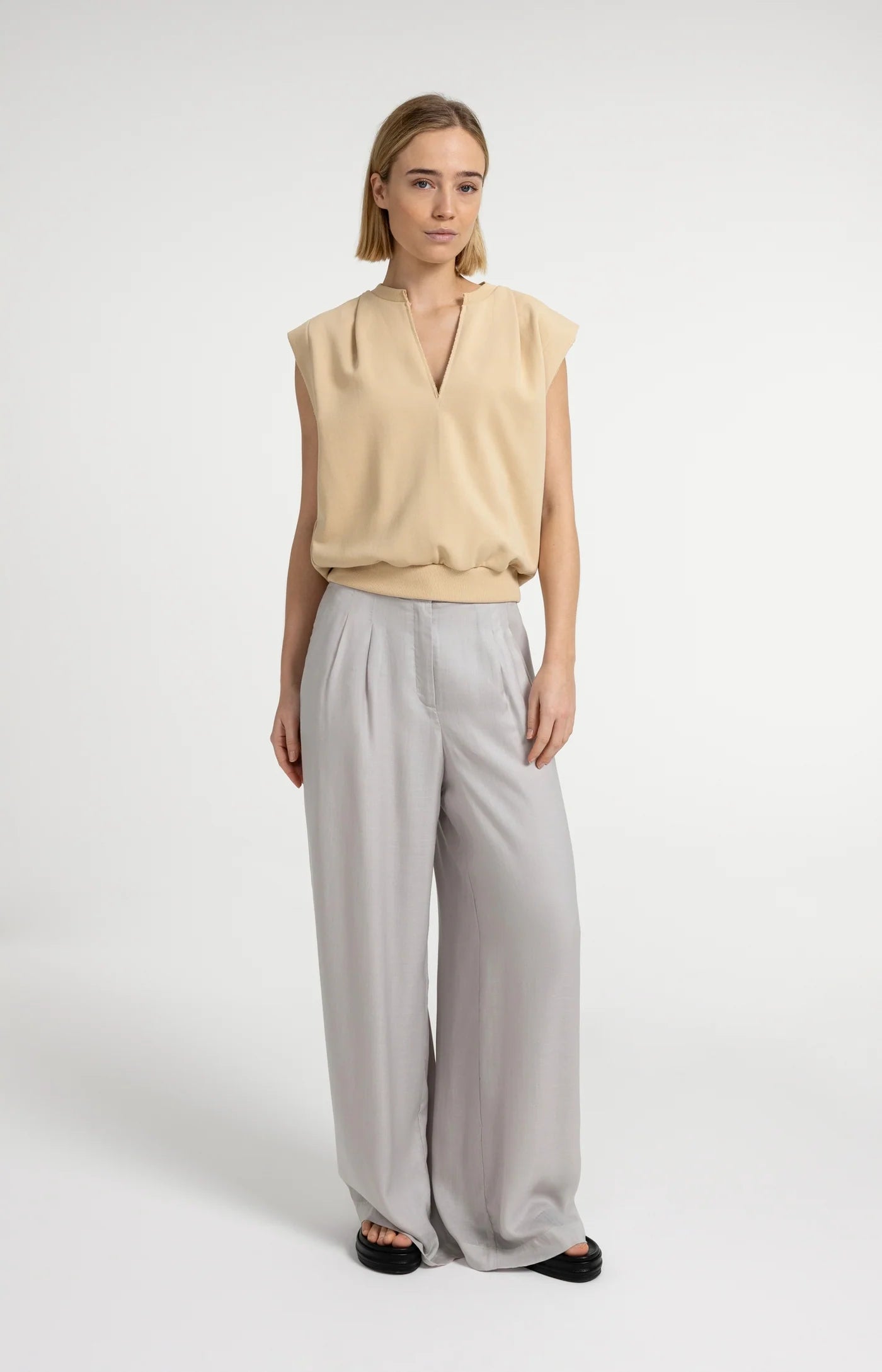 YAYA | Sleeveless V-Neck Sweater Relaxed Fit Semolina Brown