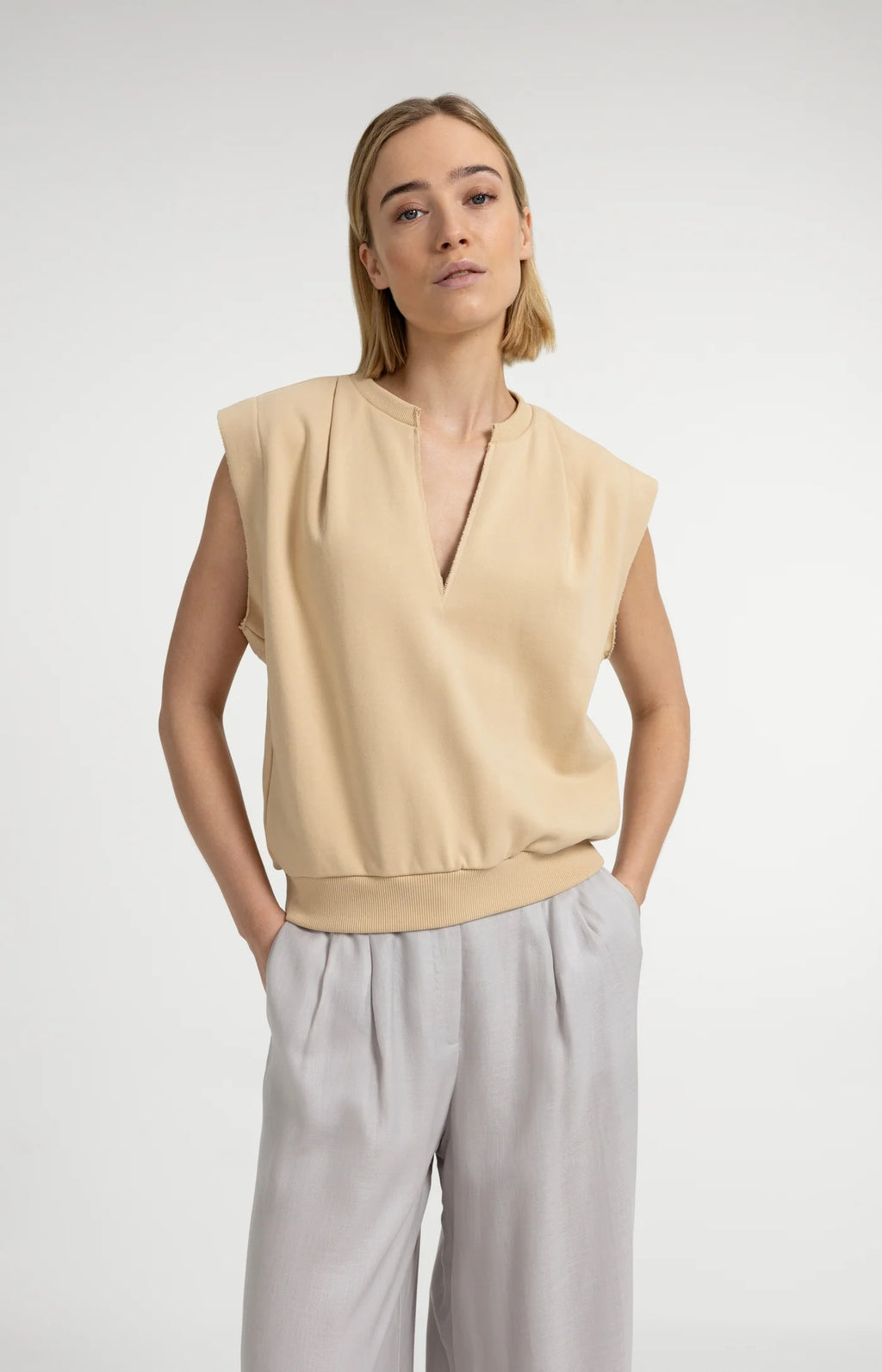 YAYA | Sleeveless V-Neck Sweater Relaxed Fit Semolina Brown