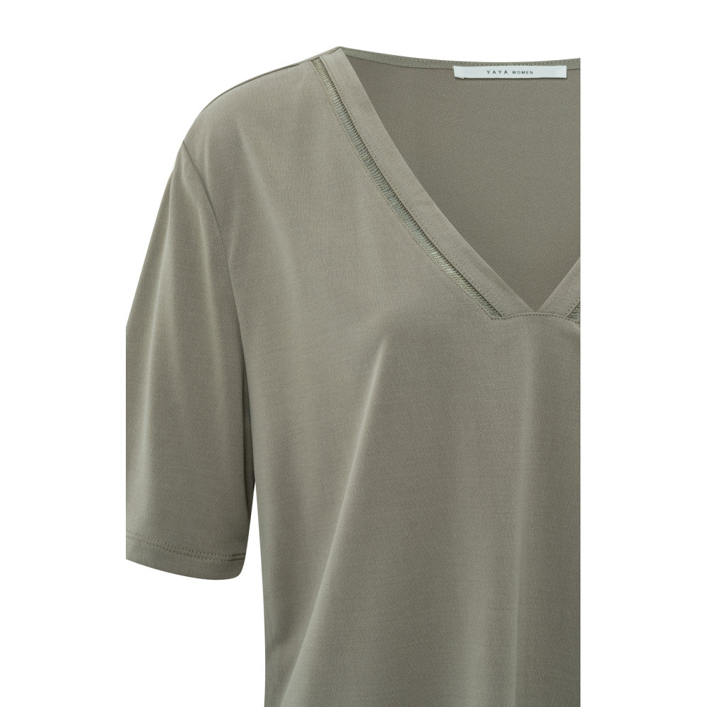 YAYA | T-shirt met V-hals en korte mouwen in normale pasvorm - 01-719051-405 - army green