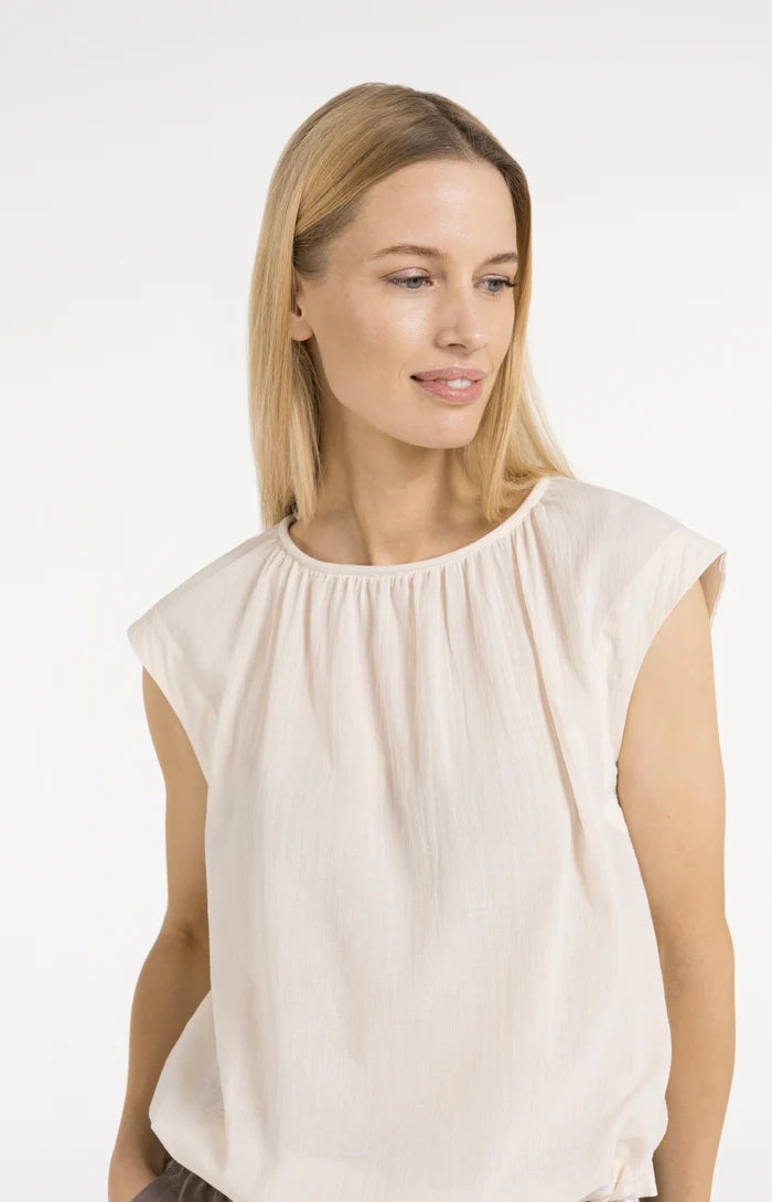 Yaya | Mouwloze Top met Geplooide Halslijn en Trekkoord Cloud Creme White